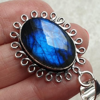 Labradorite pendant 24x17 mm no A252