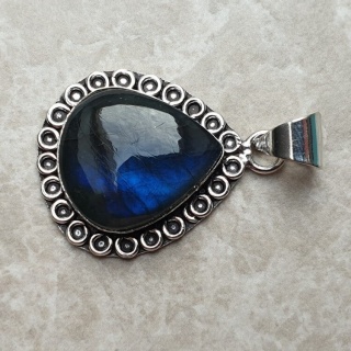 Labradorite pendant 24x21 mm no A94