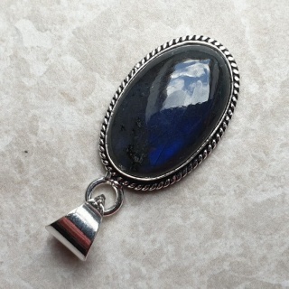 Labradorite pendant 25x16 mm no A141