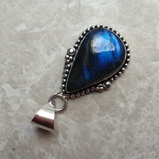 Labradorite pendant 25x16 mm no A225