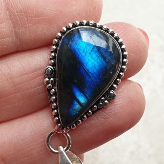 Labradorite pendant 25x16 mm no A225