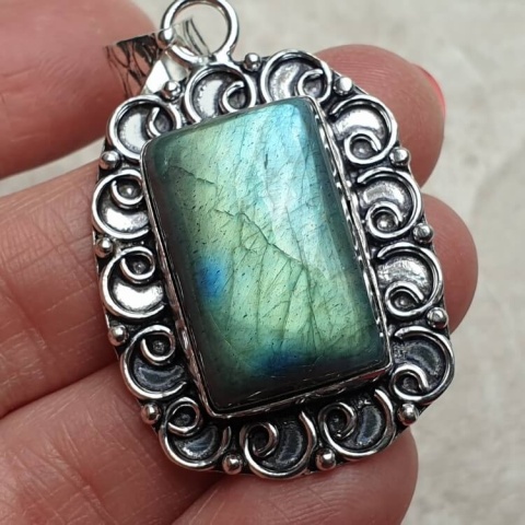Labradorite pendant 25x17 mm no A182
