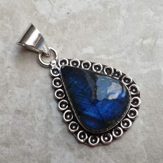 Labradorite pendant 25x18 mm no A239