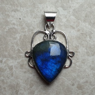 Labradorite pendant 25x21 mm no A137