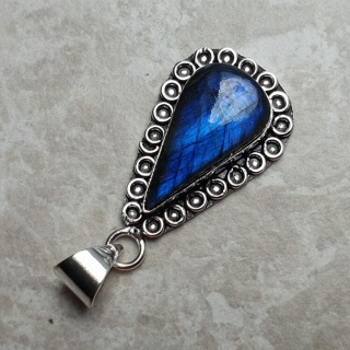 Labradorite pendant 26x15 mm no A208