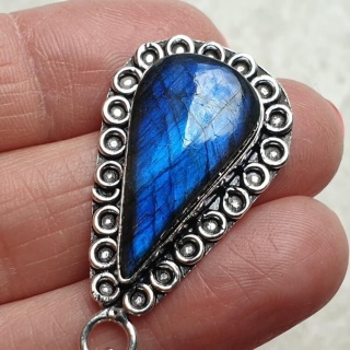 Labradorite pendant 26x15 mm no A208