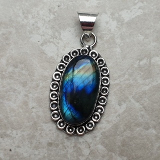 Labradorite pendant 26x15 mm no A67