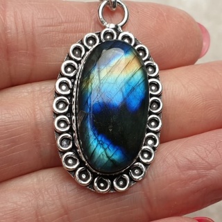 Labradorite pendant 26x15 mm no A67