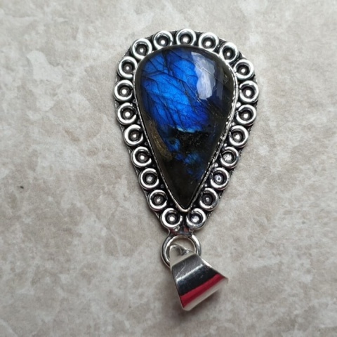 Labradorite pendant 26x16 mm no A151