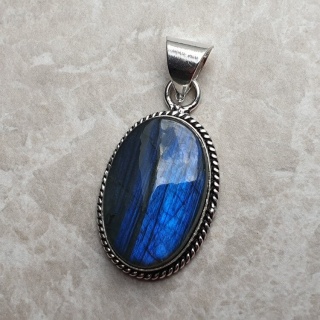 Labradorite pendant 26x17 mm no A147