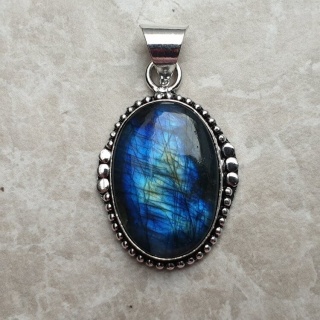 Labradorite pendant 26x19 mm no A76