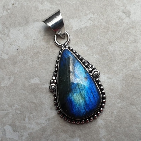 Labradorite pendant 27x17 mm no A226