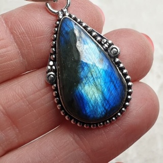 Labradorite pendant 27x17 mm no A226