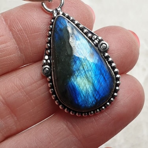 Labradorite pendant 27x17 mm no A226