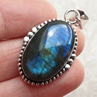 Labradorite pendant 27x17 mm no A236