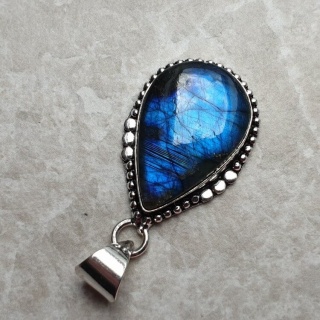 Labradorite pendant 27x18 mm no A212