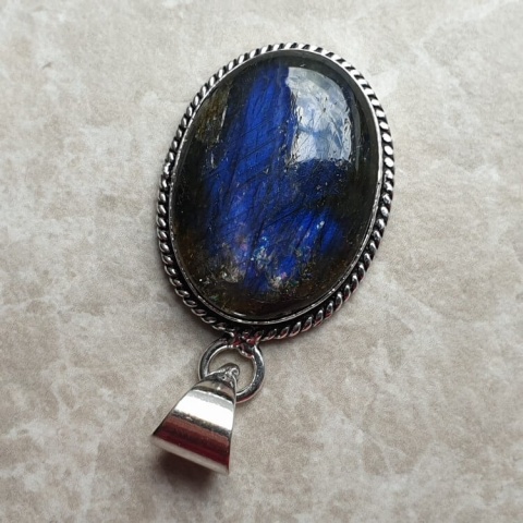 Labradorite pendant 27x20 mm no A255