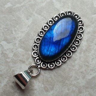 Labradorite pendant 28x14 mm no A107