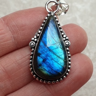 Labradorite pendant 28x15 mm no A200