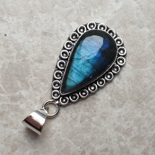 Labradorite pendant 28x16 mm no A97