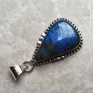 Labradorite pendant 28x18 mm no A163