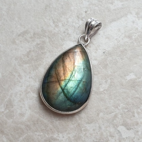 Labradorite pendant 28x20 mm no A365 Labradorite pendant 28x20 mm no A365