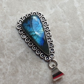 Labradorite pendant 29x14 mm no A223