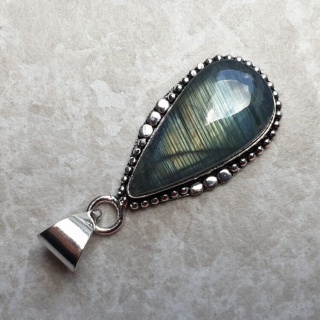Labradorite pendant 29x15 mm no A187