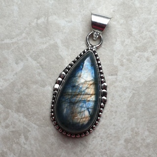 Labradorite pendant 31x16 mm no A108