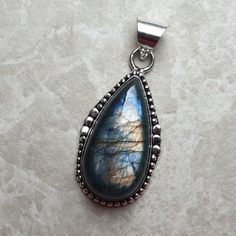 Labradorite pendant 31x16 mm no A108