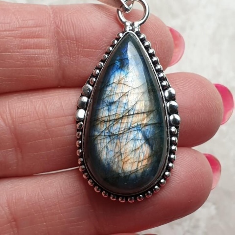 Labradorite pendant 31x16 mm no A108