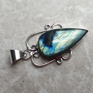 Labradorite pendant 31x16 mm no A144