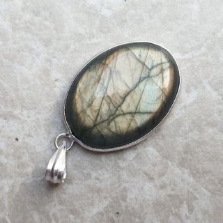 Labradorite pendant 31x23 mm no A309