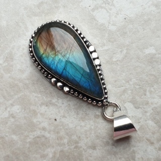 Labradorite pendant 32x16 mm no A82