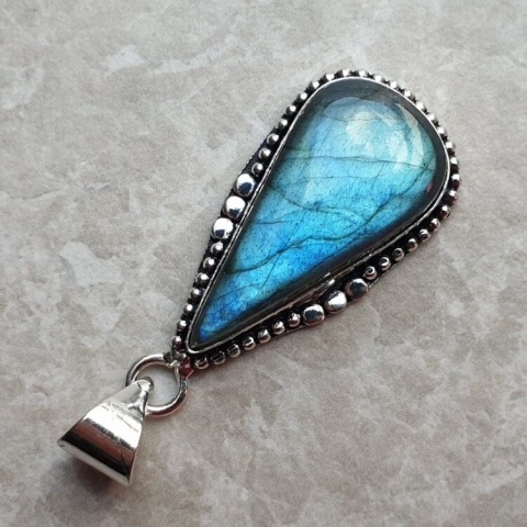 Labradorite pendant 33x17 mm no A194