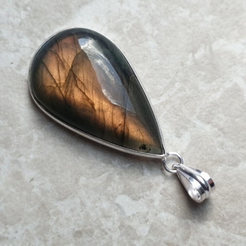 Labradorite pendant 35x21 mm no A360