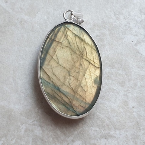 Labradorite pendant 35x23 mm no A375 Labradorite pendant 35x23 mm no A375