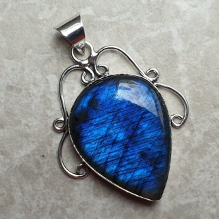 Labradorite pendant 35x27 mm no A210