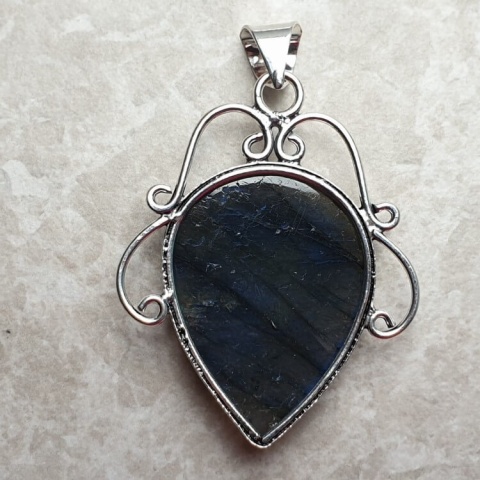 Labradorite pendant 35x27 mm no A210 Labradorite pendant 35x27 mm no A210