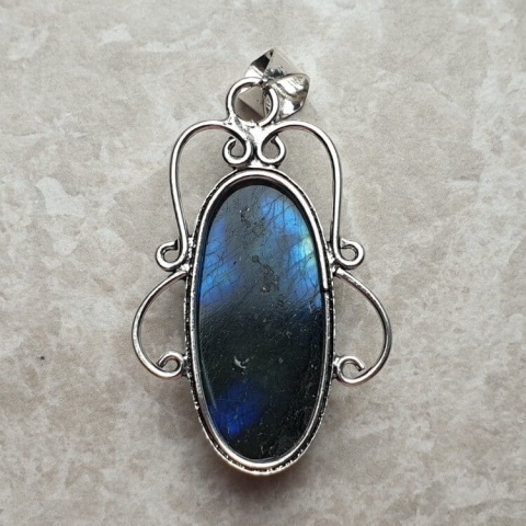 Labradorite pendant 36x17 mm no A89