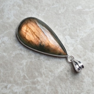 Labradorite pendant 36x19 mm no A337