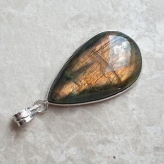 Labradorite pendant 36x21 mm no A371