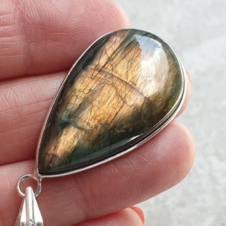 Labradorite pendant 36x21 mm no A371