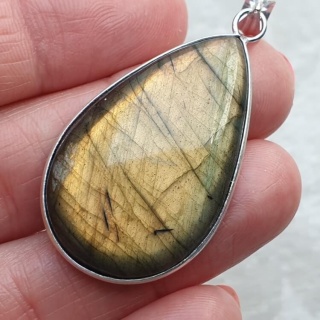 Labradorite pendant 36x23 mm no A295