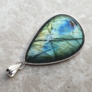 Labradorite pendant 37x25 mm no A317