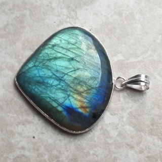 Labradorite pendant 37x34 mm no A340