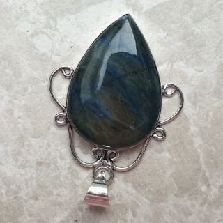 Labradorite pendant 39x27 mm no A83