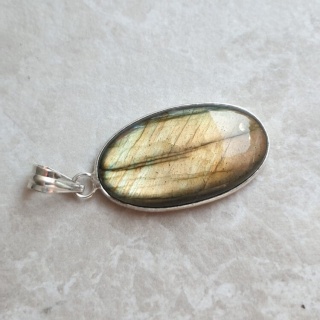 Labradorite pendant 31x18 mm no A390