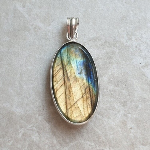 Labradorite pendant 31x18 mm no A390 Labradorite pendant 31x18 mm no A390