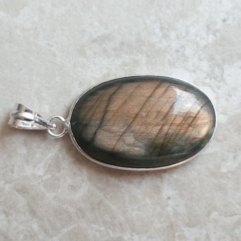 Labradorite pendant 31x20 mm no A393